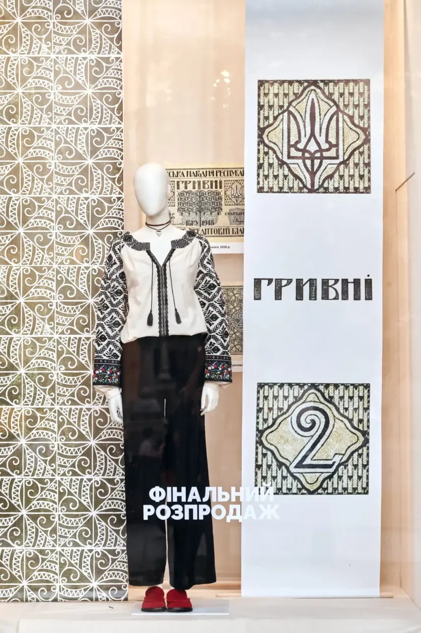 Вітрини «Всі. Свої» у Києві перетворили на мистецький простір до 35-ї річниці Незалежності