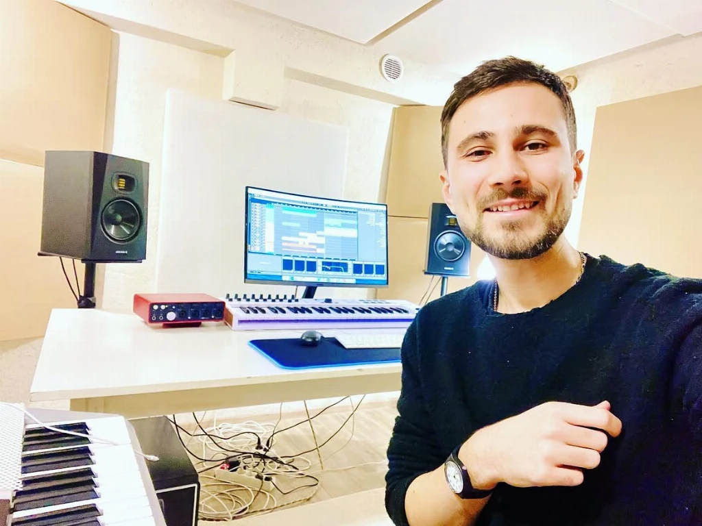 ODYSSAY виступає на сцені під час live-шоу в Україні ODYSSAY виступає під час live-перформансу з електронною музикою та світловим шоу
