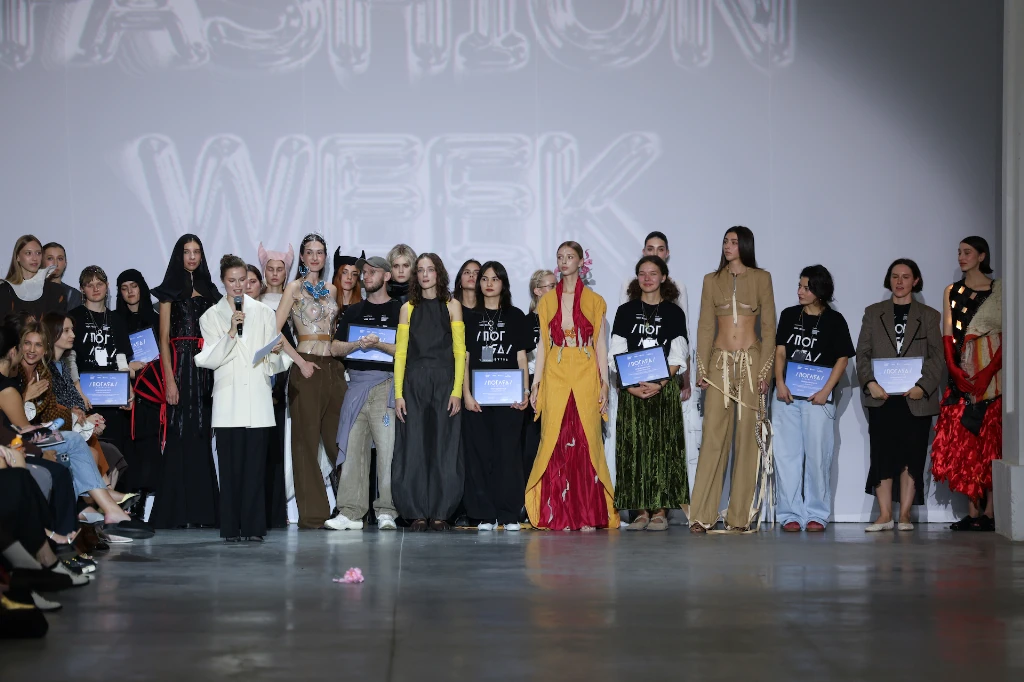 Ukrainian Fashion Week весна літо 2027 «Погляд у майбутнє. Нові форми реальності» фінал Ukrainian Fashion Week весна літо 2027 «Погляд у майбутнє. Нові форми реальності» фінал