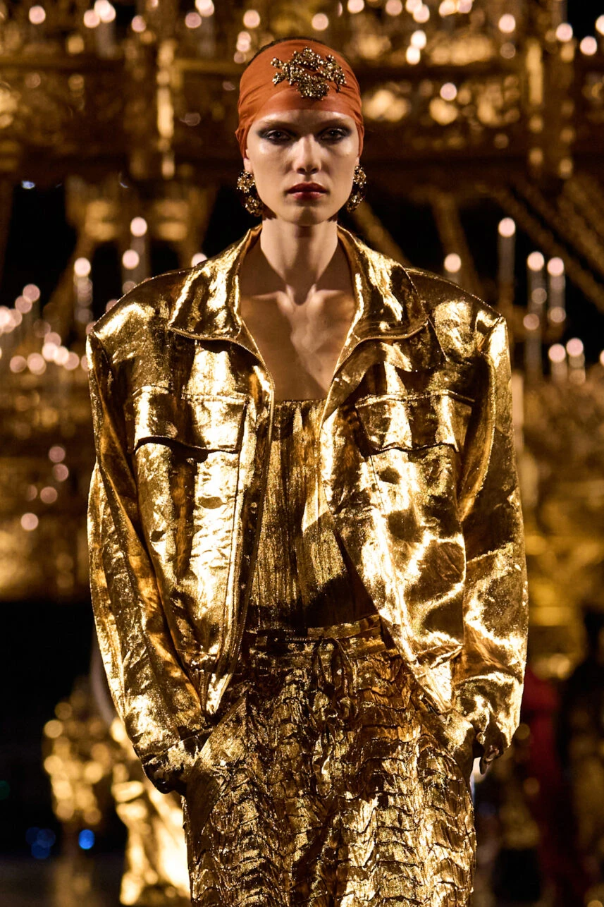 Ода золоту в інтерпретації Ентоні Ваккарелло: гіпнотичний показ Saint Laurent весна–літо 2027